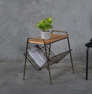 Mesa lateral elegante mancha bronze com prateleira de madeira para casa