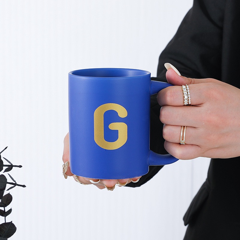 Tasse en céramique bleue avec alphabet personnalisé (G)