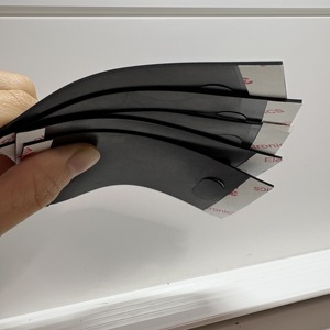 Yüksek kaliteli özelleştirilebilir EPDM güneş yalıtım kauçuk levha kendinden yapışkanlı kesme işlemi - Product Image 3