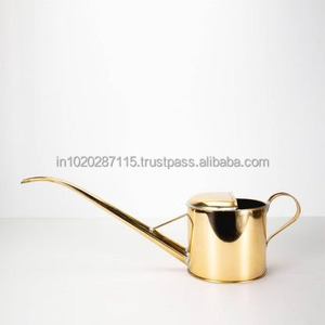 设计师镀锌水罐，具有复古吸引力和大手柄，用于后院灌溉、露台装饰和植物维护