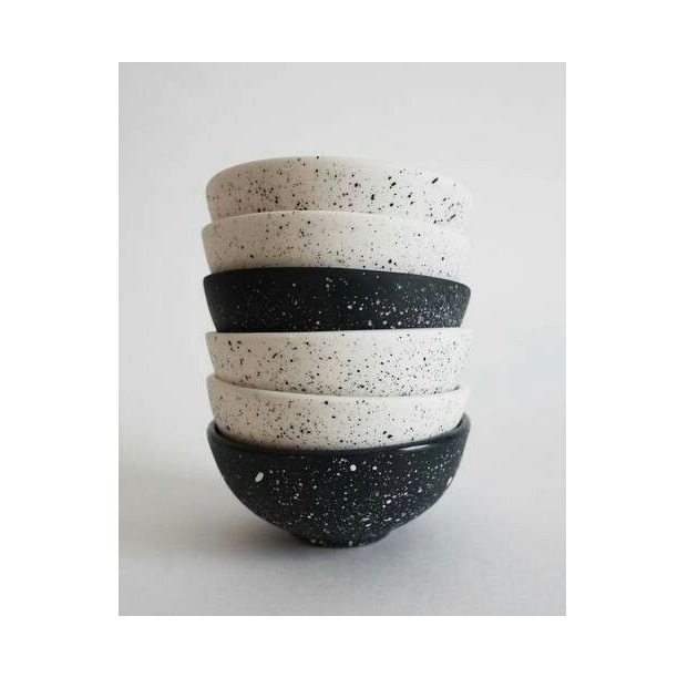 Blanc avec des mouchetures noires et Noir avec de fines mouchetures blanches