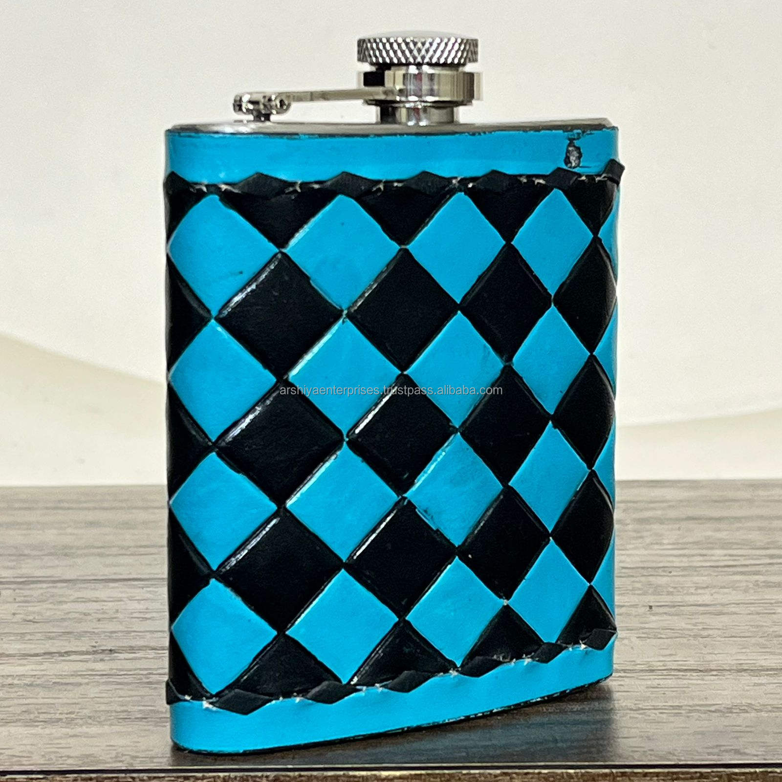 Turquoise et carreaux noirs