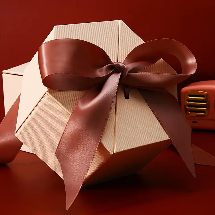 Şarap ve doğum günü hediyeleri için küçük altıgen 6.2x14.1x10cm hediye kutusu