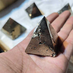 סיטוני pyrite pyrite rusy פירמידה גבוהה אבן חן טבעית אבן פנג שואי אגט ריפוי קריסטל פירמידת הזהב של הטיפש peru