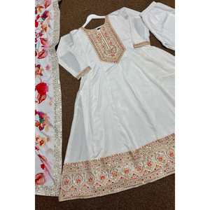 DUPATTA WHITEを使用した魅力的なCHINONSLIK刺繍シーケンスとコーディングワークガウンボトム - Product Image 6