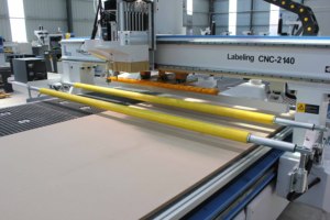 Máquina enrutadora de anidamiento CNC ATC de carga y descarga automática 1325 con perforadora para puerta de gabinete de madera, máquina enrutadora CNC ATC lineal - Product Image 4
