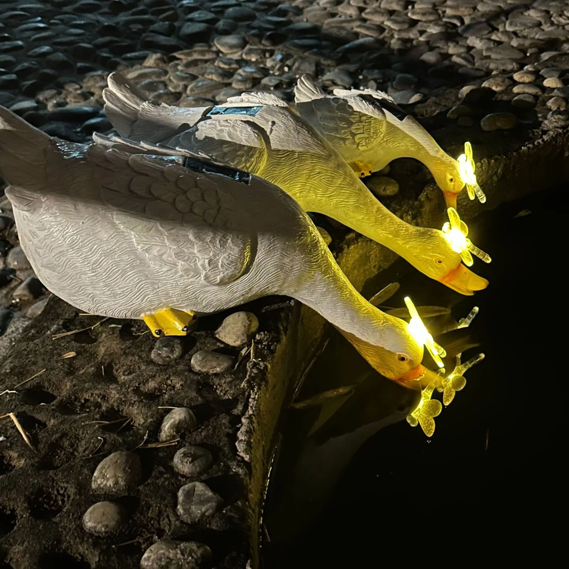 ديكور شمسي ساطع في الهواء الطلق تمثال البط بركة اليعسوب مصباح فناء شمسي حيوانات أضواء شمسية تمثال حديقة