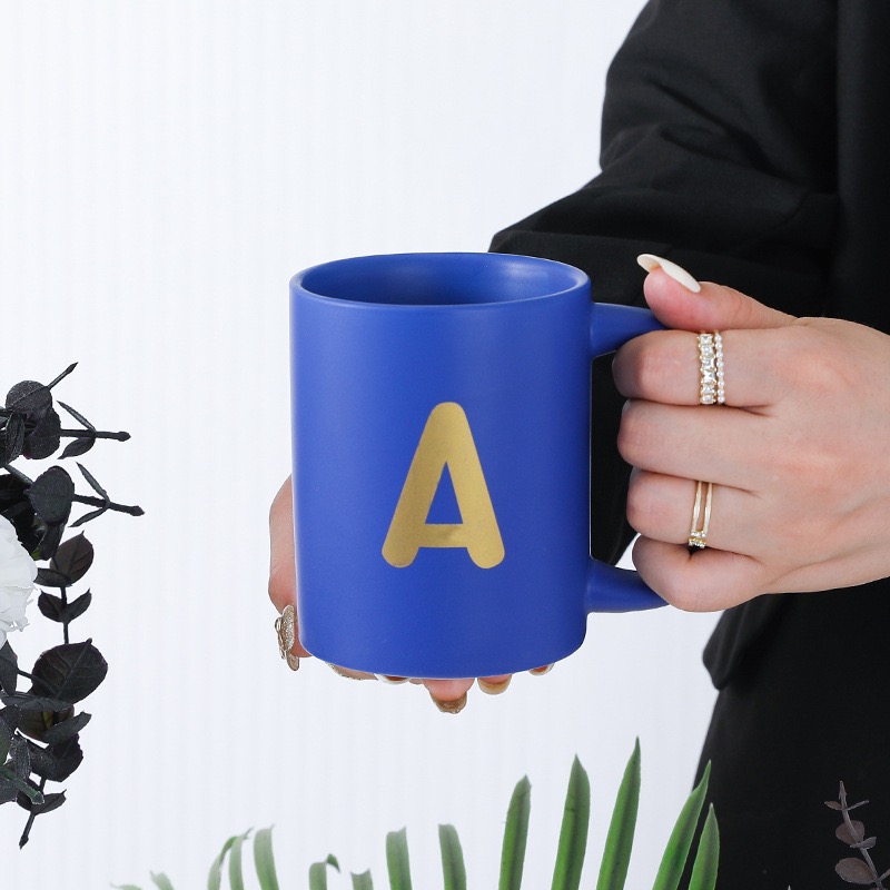 Tasse en céramique bleue avec alphabet personnalisé (A)
