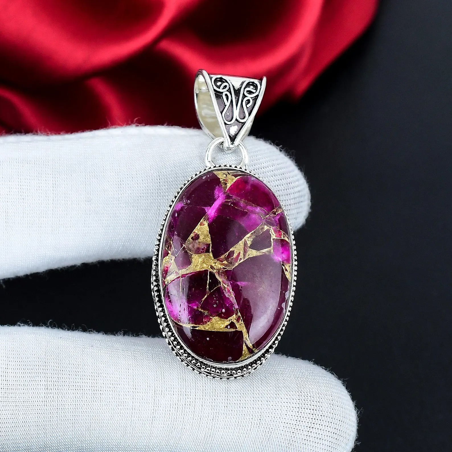 Rouge rubis, violet, or