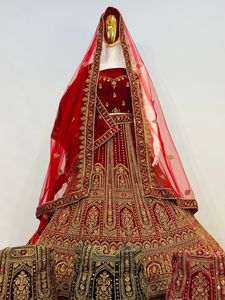 ヘビーブライダルベルベットLehenga 2025トレンドデザインミラー & ジャーカン装飾、ロングブラウス、ビッグフレア最も要求の厳しい