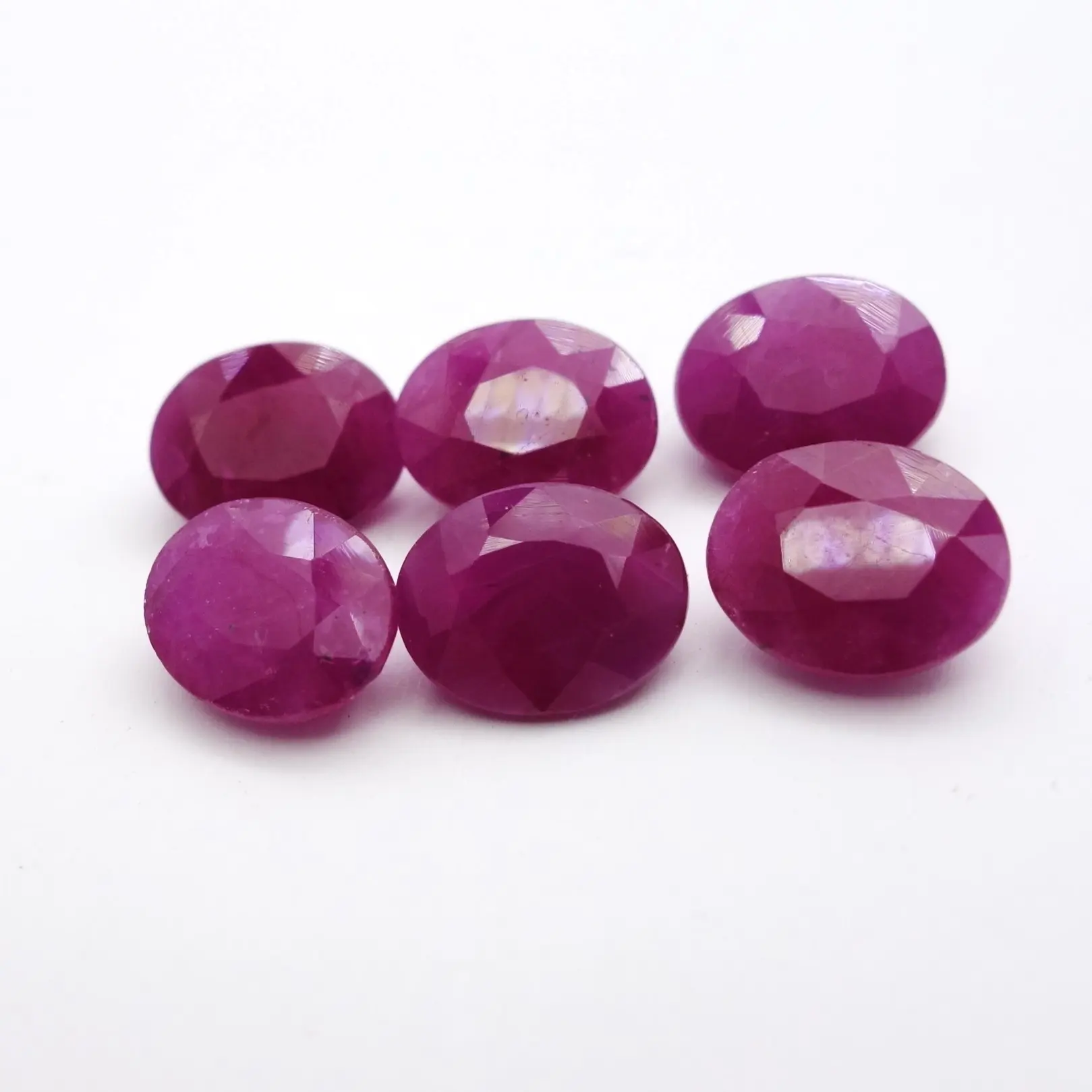 Rubino indiano naturale gemma sfaccettata ovale traslucida qualità tutte le forme e dimensioni tagliate su ordini personalizzati a prezzi all'ingrosso In a