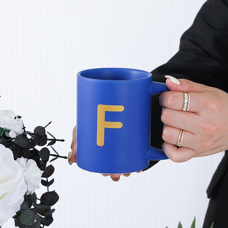Tasse en céramique bleue avec alphabet personnalisé (F)