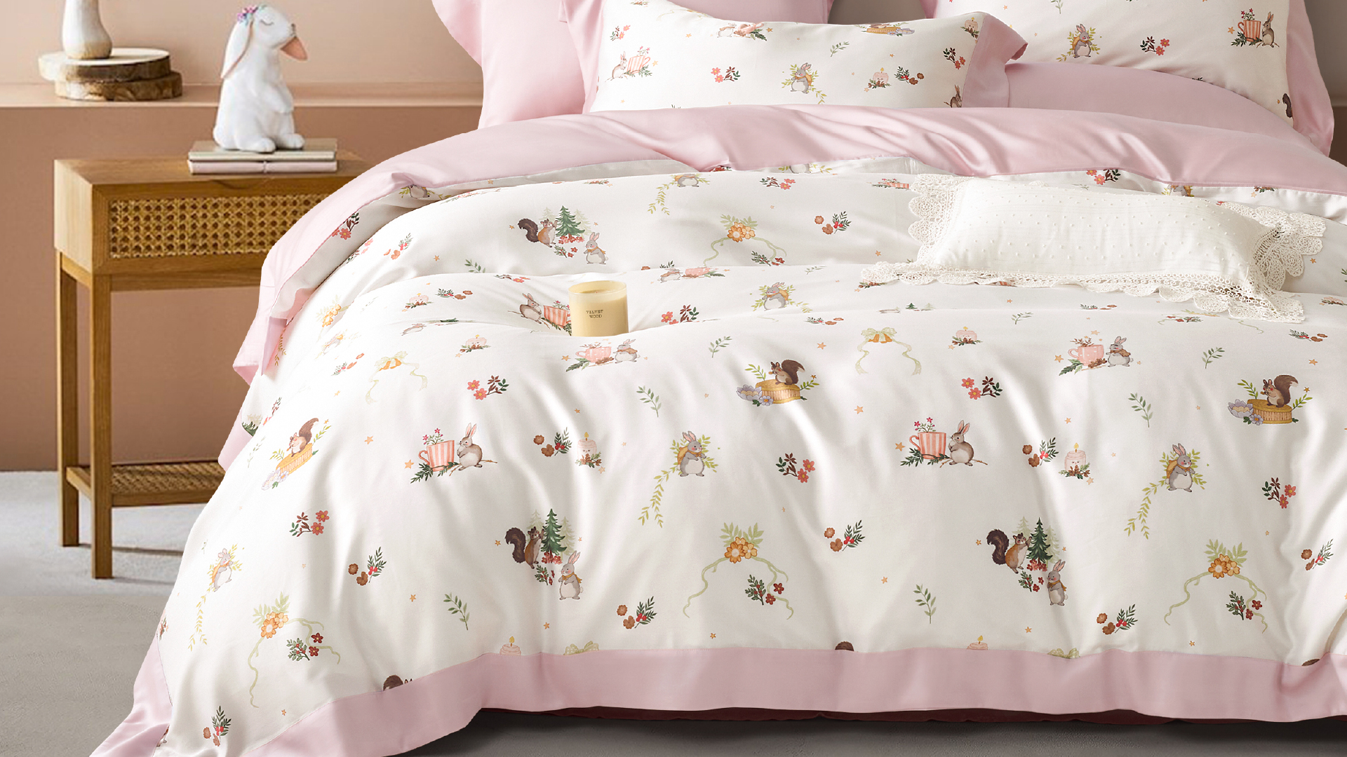 Blanc avec bordure rose