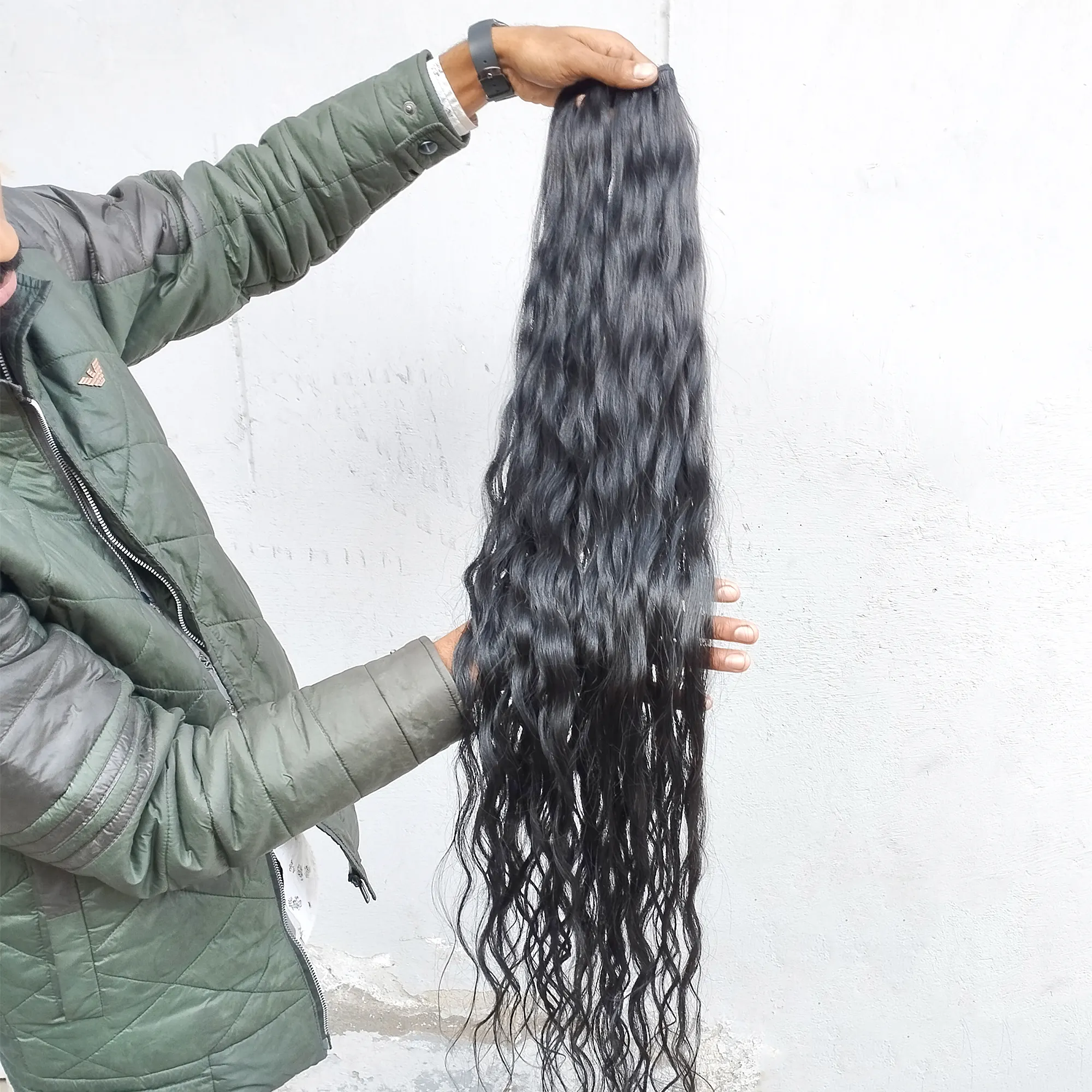 Cabello ondulado indio sin procesar, cabello ondulado 100%, cutículas alineadas de un solo donador, mechones de pelo tejido a precio al por mayor