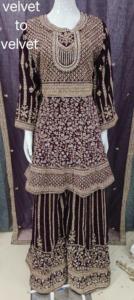 Allover Zarkan taşlar, işlemeli ön arka ve Gharara tarzı Dupatta ile zarif kış kadife Plazo seti - Product Image 3