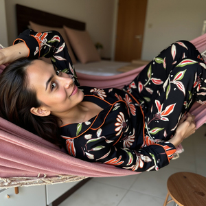 Cesur ve güzel kadın pijama, Va Va Voom baskı ile viskon ve etik olarak güzel bir com için zanaatkarlar tarafından uyarlanmış