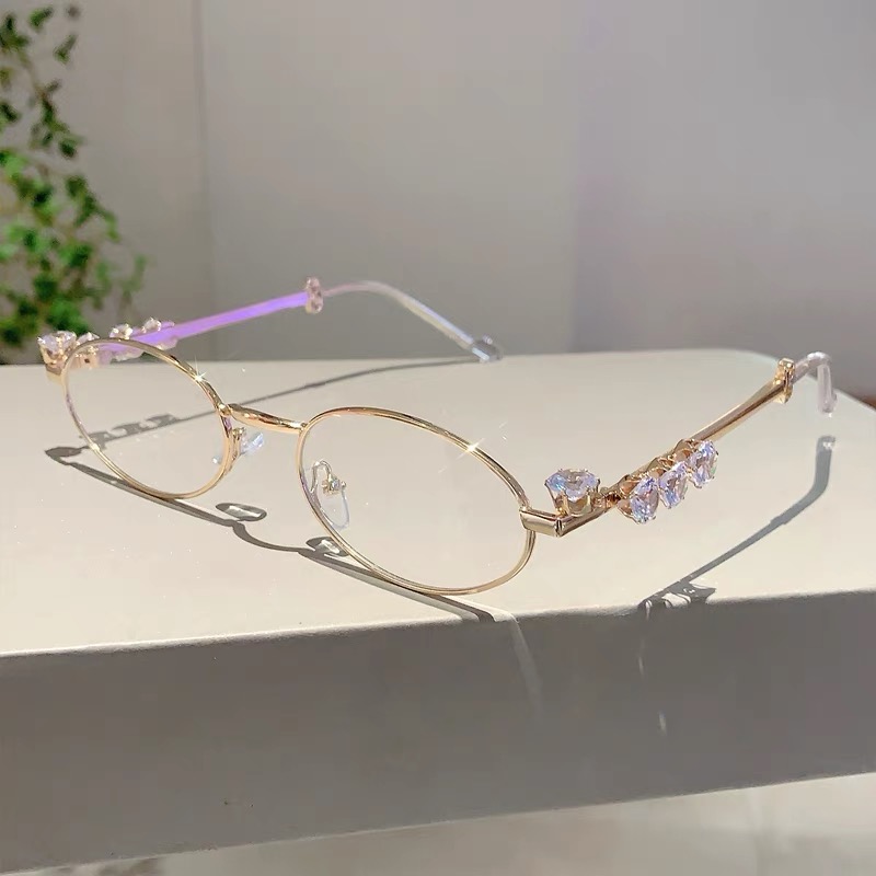 Pièce blanche avec cadre doré