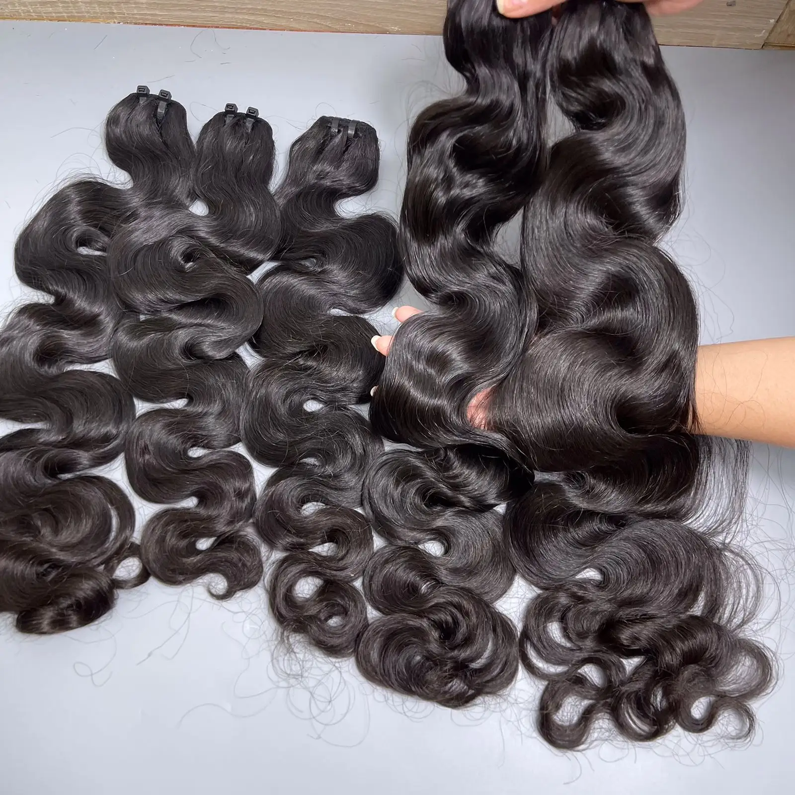 Pelo ondulado caliente del cuerpo de la tendencia fabricante de Vietnam pelo tejido profesional muchas texturas OEM longitud del pelo de alta calidad peludo crudo