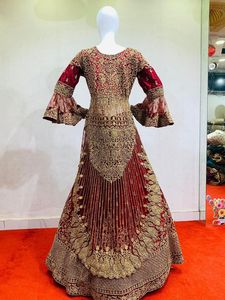 排他的な豪華な結婚式のアンサンブルネットショートトレイルカットレヘンガオールオーバージャルカンストーンワークヘビーフレアドレスエレガントな生地