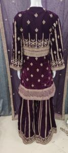 Allover Zarkan taşlar, işlemeli ön arka ve Gharara tarzı Dupatta ile zarif kış kadife Plazo seti - Product Image 4
