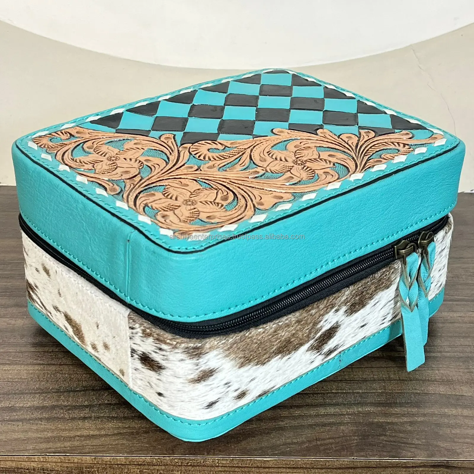 Turquoise et carreaux noirs
