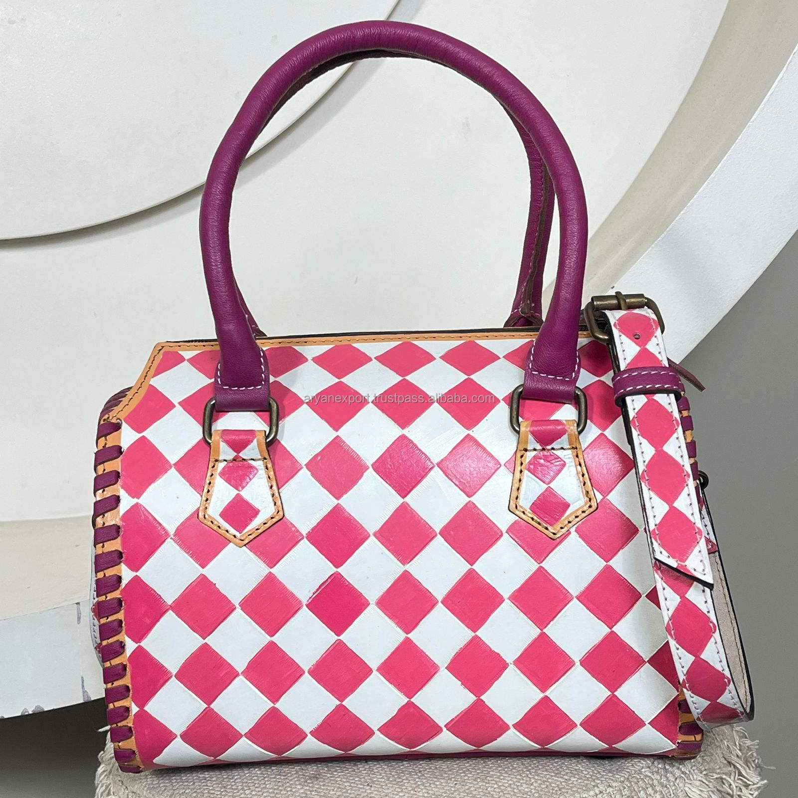 ลายตารางหมากรุกสีชมพูและขาว