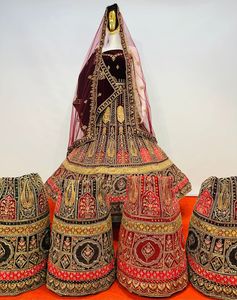 人気のベルベットブライダルLehengaフルミラー & ジャーカンワークゴールドスターデザイン、ヘビーフレア、デュパッタ & ロングブラウス最も要求の厳しい - Product Image 3