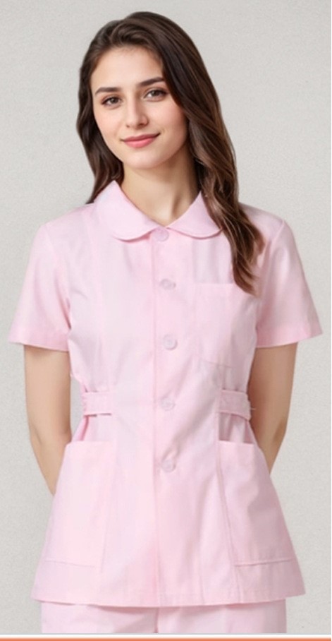 Haut rose à manches courtes avec col Claudine et pantalon.