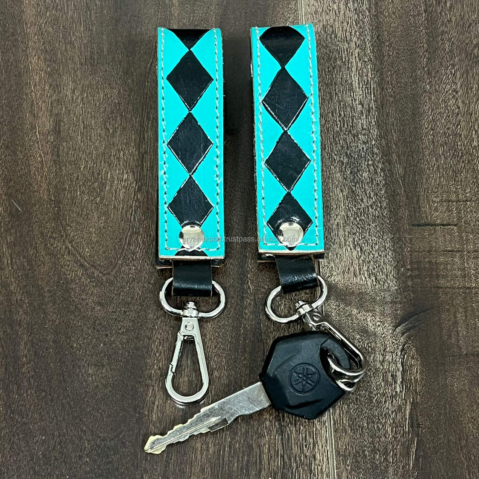 ลายตารางสีเทอร์ควอยซ์และดำ