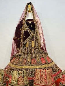 人気のベルベットブライダルLehengaフルミラー & ジャーカンワークゴールドスターデザイン、ヘビーフレア、デュパッタ & ロングブラウス最も要求の厳しい - Product Image 4