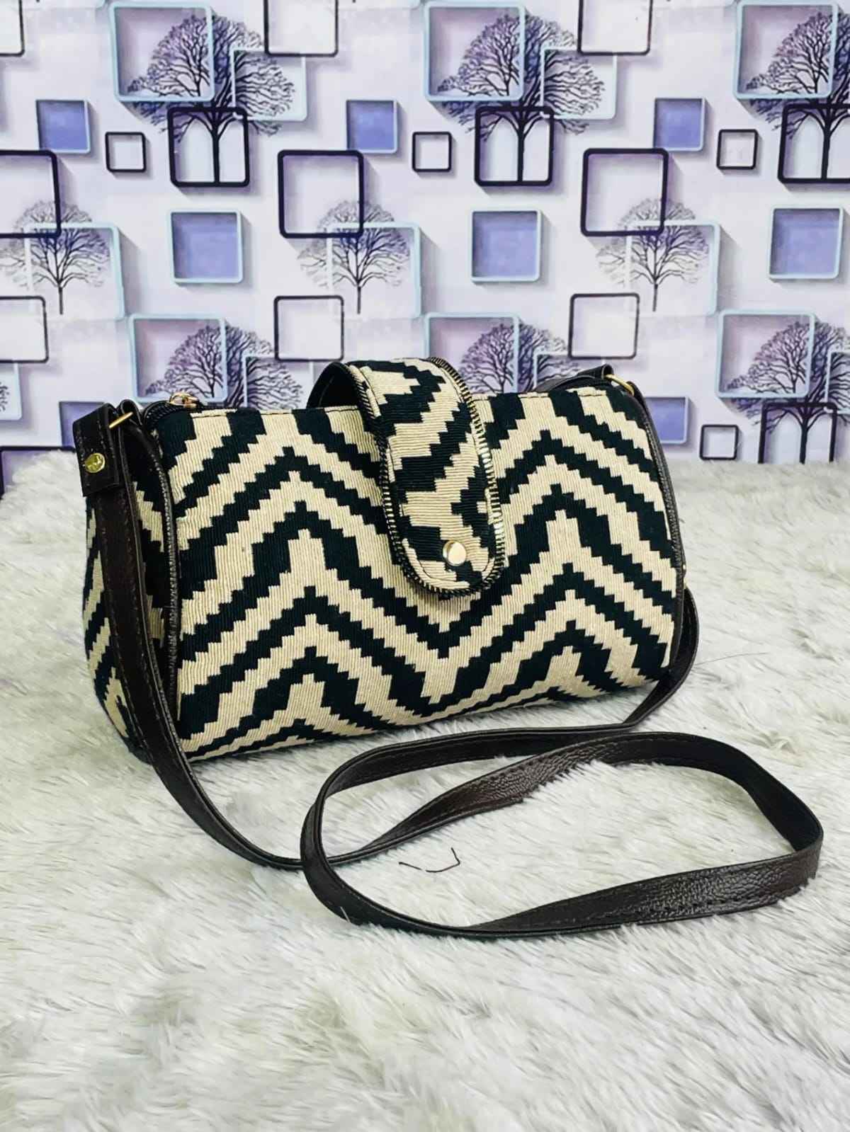 Blanco y negro, detalles en marrón tostado