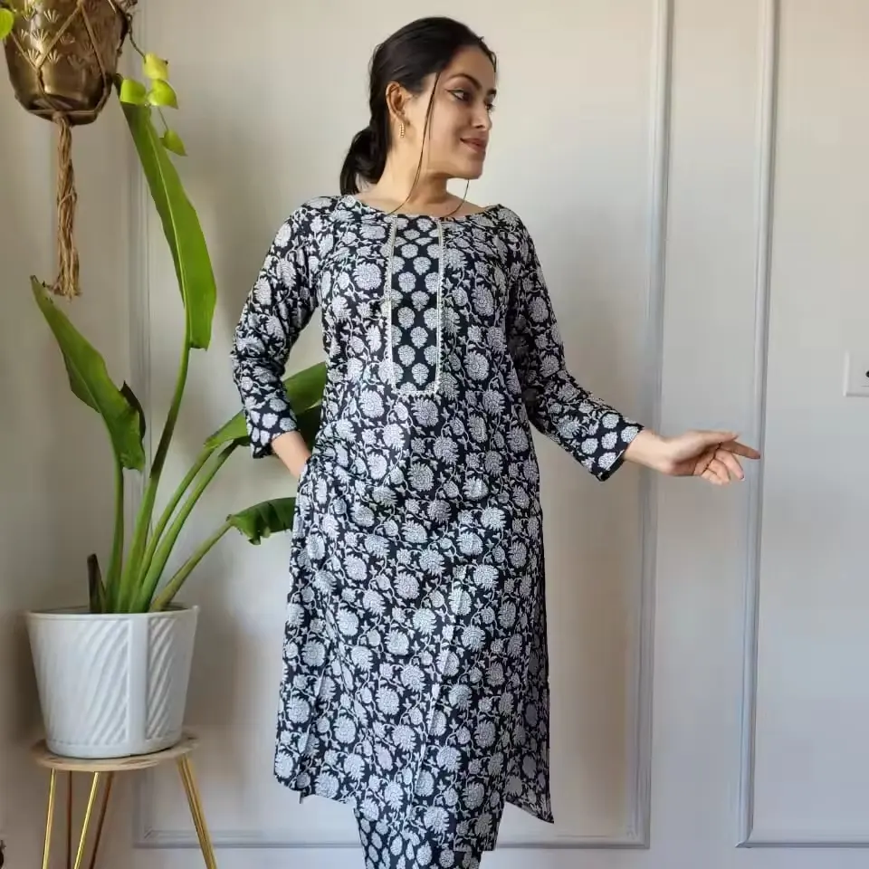 शादी और कैज़ुअल वियर के लिए भारतीय और पाकिस्तानी कपड़ों की शैली के साथ निर्यात गुणवत्ता वाले हस्तनिर्मित हाथ से बुने हुए शुद्ध रेशम सूट