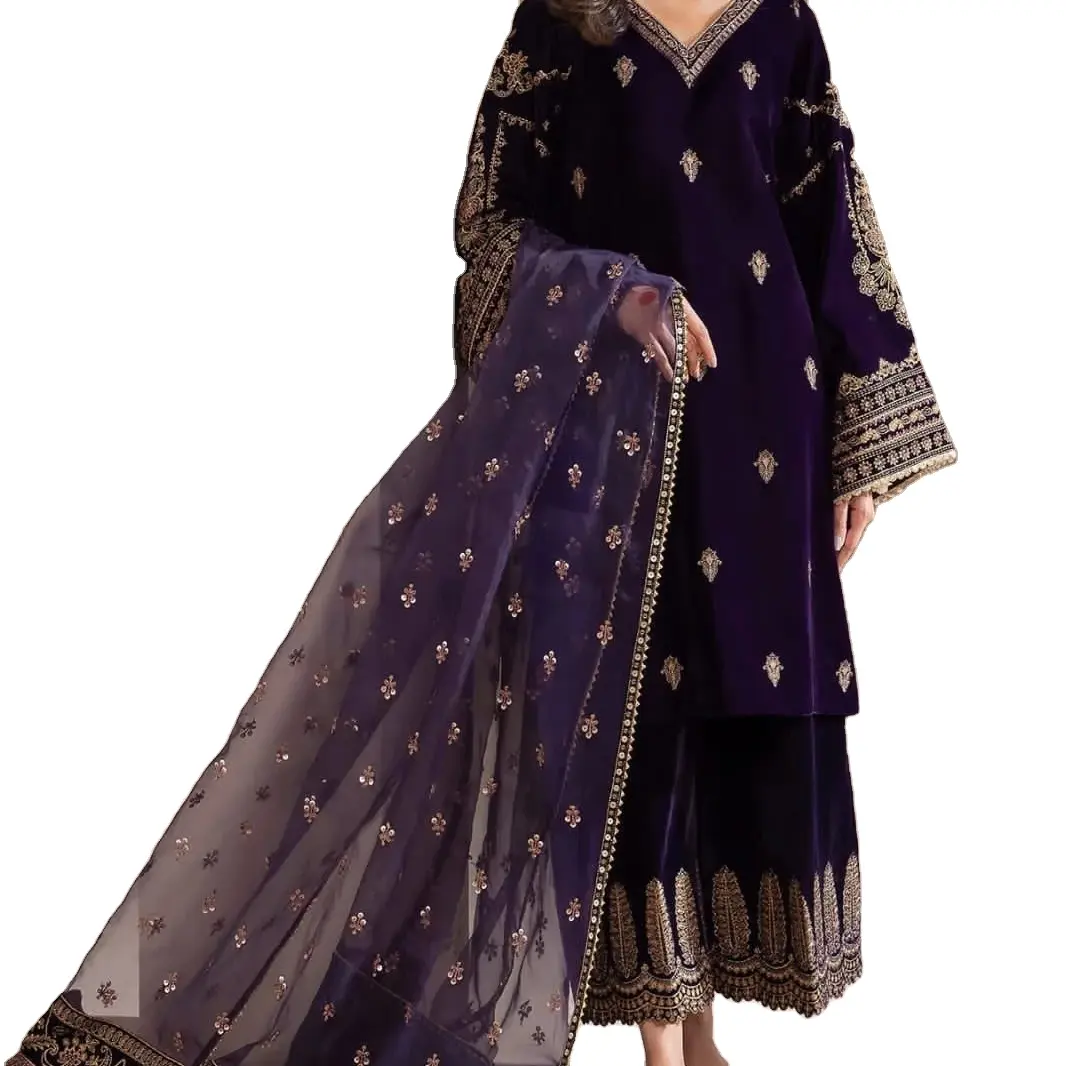 Robes pakistanaises et indiennes de qualité supérieure, réputées pour leurs broderies lourdes et de qualité supérieure, créant des vêtements de fête élégants.