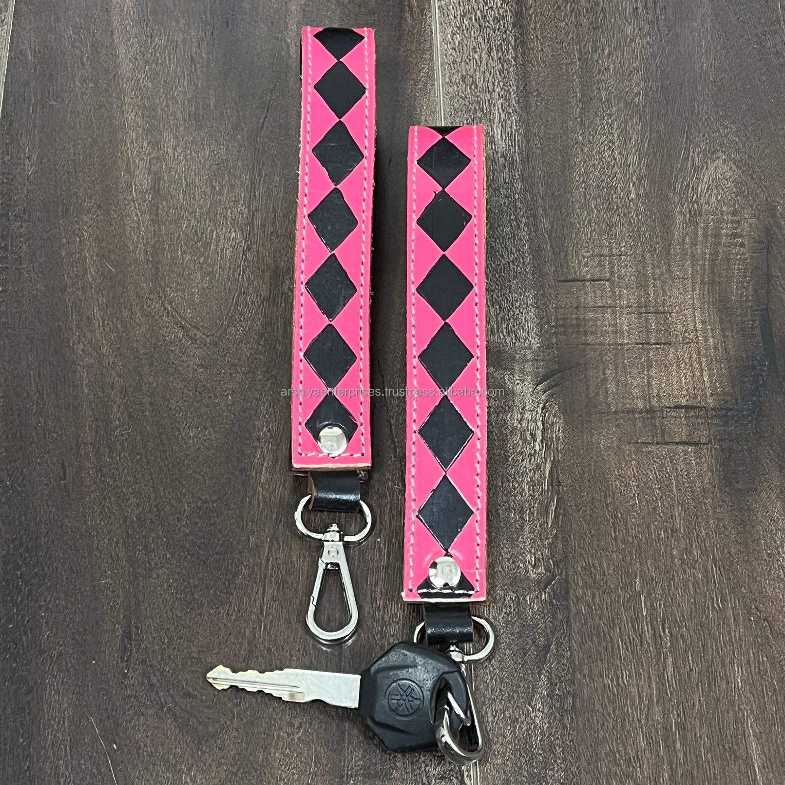 ลายตารางหมากรุกสีชมพูและดำ