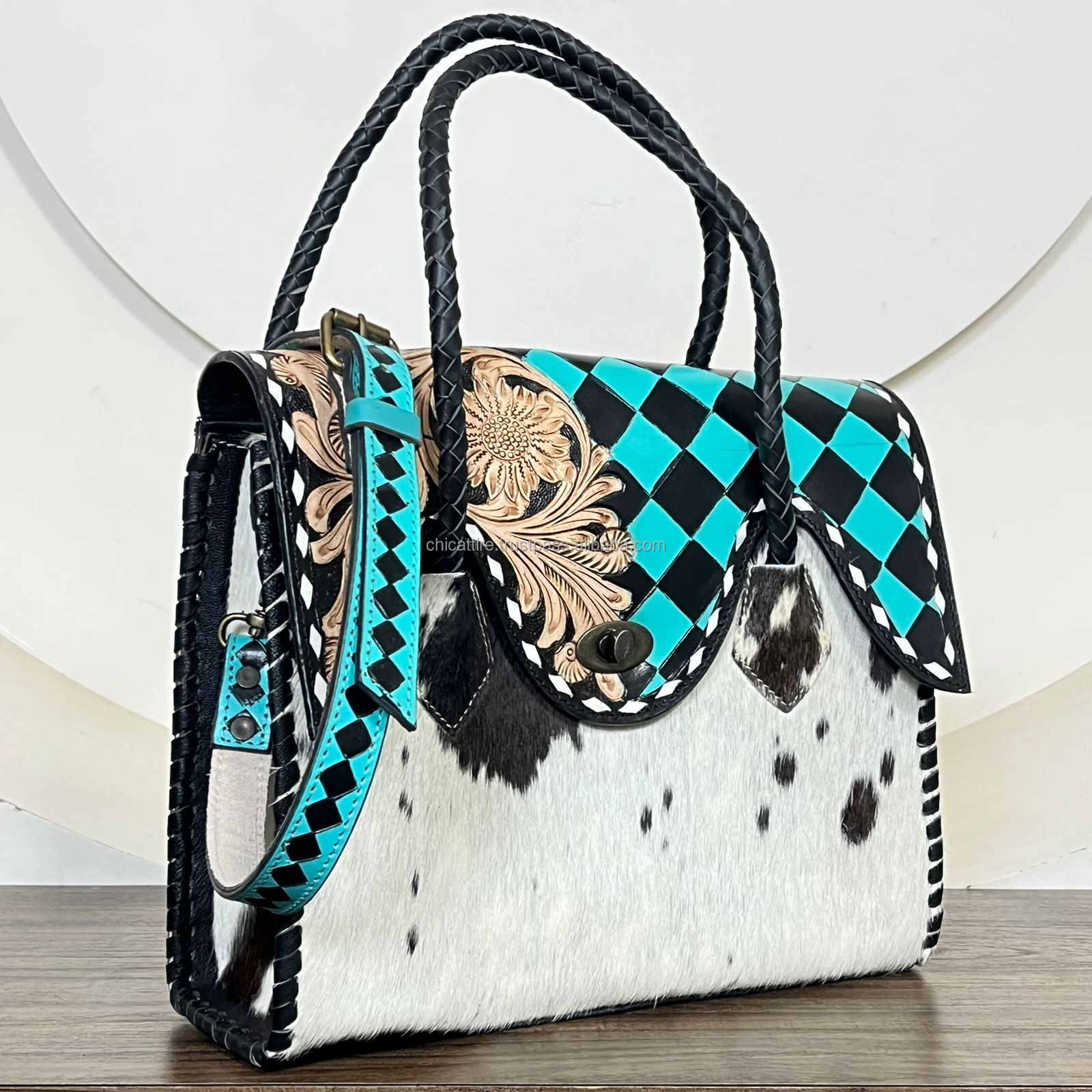 Turquoise et carreaux noirs