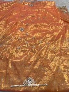 Gül altın Zari Jaal, gümüş Jharkan kristalleri, Allover filoları ve tasarımcı bluz Partywear ile şık Saree-olmalı