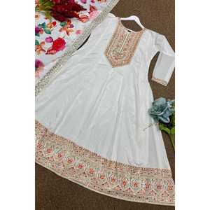 DUPATTA WHITEを使用した魅力的なCHINONSLIK刺繍シーケンスとコーディングワークガウンボトム - Product Image 4