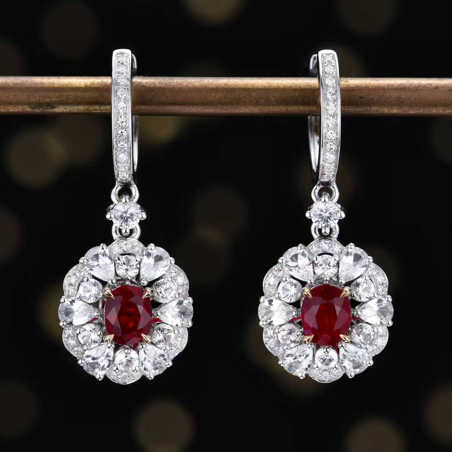 Pendiente de oro de 18k con rubí natural y diamante