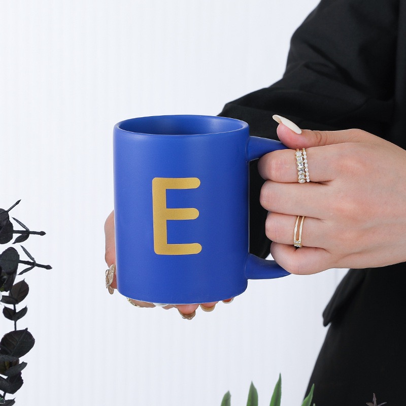 Tasse en céramique bleue avec alphabet personnalisé (E)