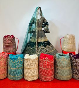 エレガントなブライダルアナルカリレヘンガネットショートトレイルカット、フルジャーカンストーンの装飾と結婚式用のヘビーフレア