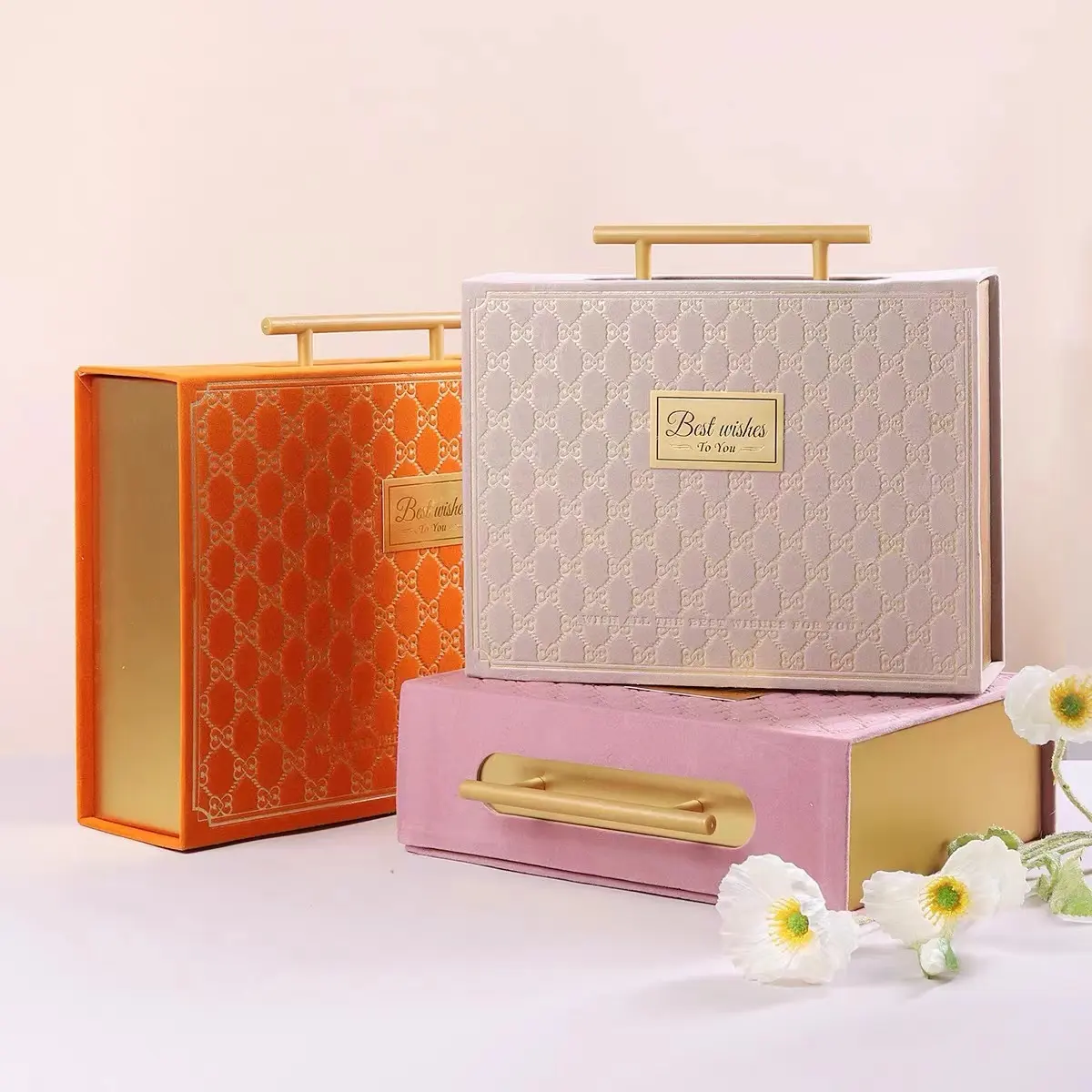 कस्टम लोगो मुफ्त mockup गत्ता सूटकेस उपहार बॉक्स संभाल के साथ चुंबकीय बंद फ्लिप गुलाबी/बेज रंगीन कागज बॉक्स फ्लैट जहाज करने के लिए