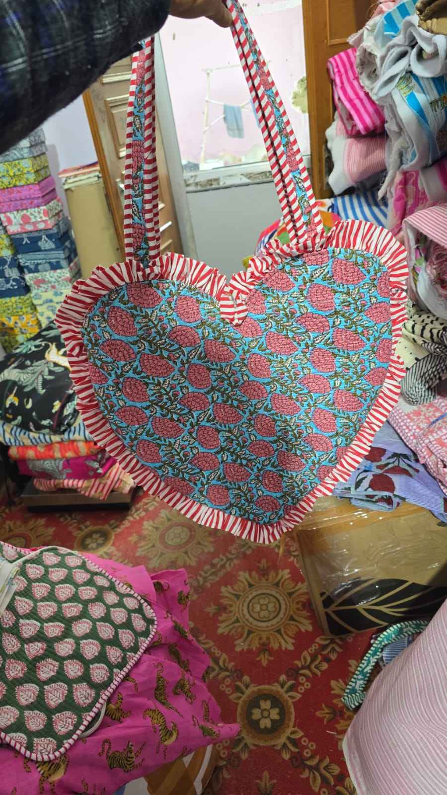 หลากสี หรือ ตามที่แสดงในรูป