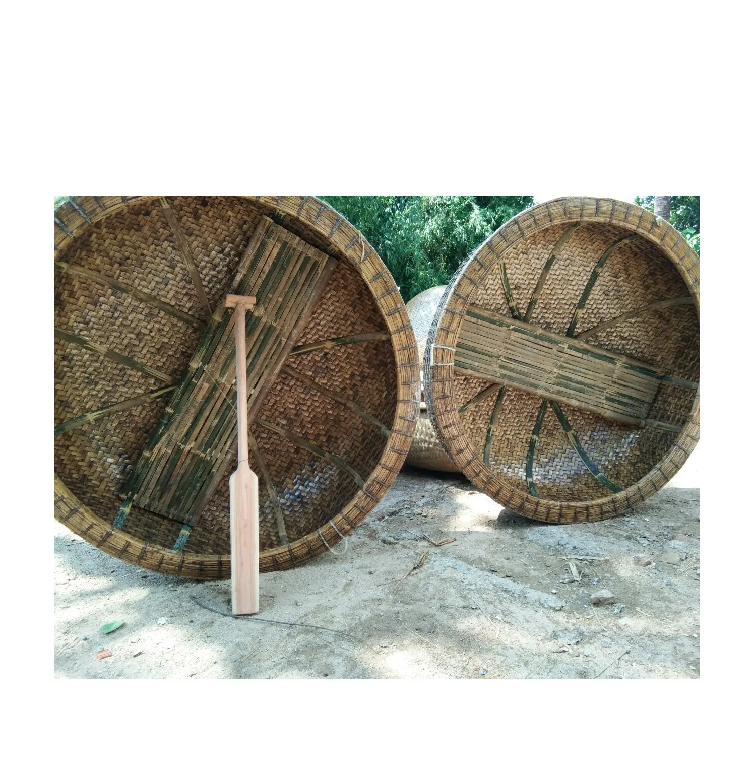 Esportazione di fabbrica di bambù Coracle Boat per turisti a remi con panca di bambù e paddle di bambù per home bar hotel per decorazioni per feste