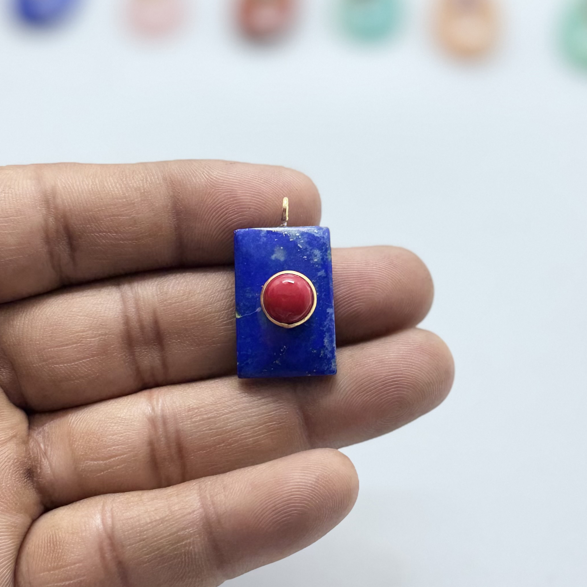 Lapislázuli con piedra de coral rojo