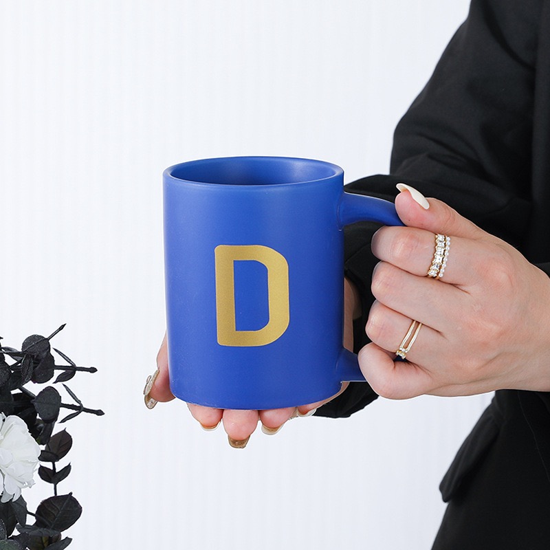 Tasse en céramique bleue avec alphabet personnalisé (D)