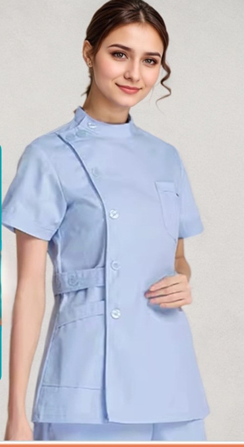 Haut et pantalon bleus à manches courtes et col montant