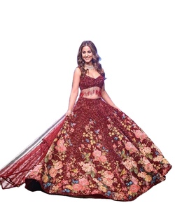 传统的Dori作品Lehenga Choli合奏，庆祝印度文化的丰富遗产和艺术性，完美