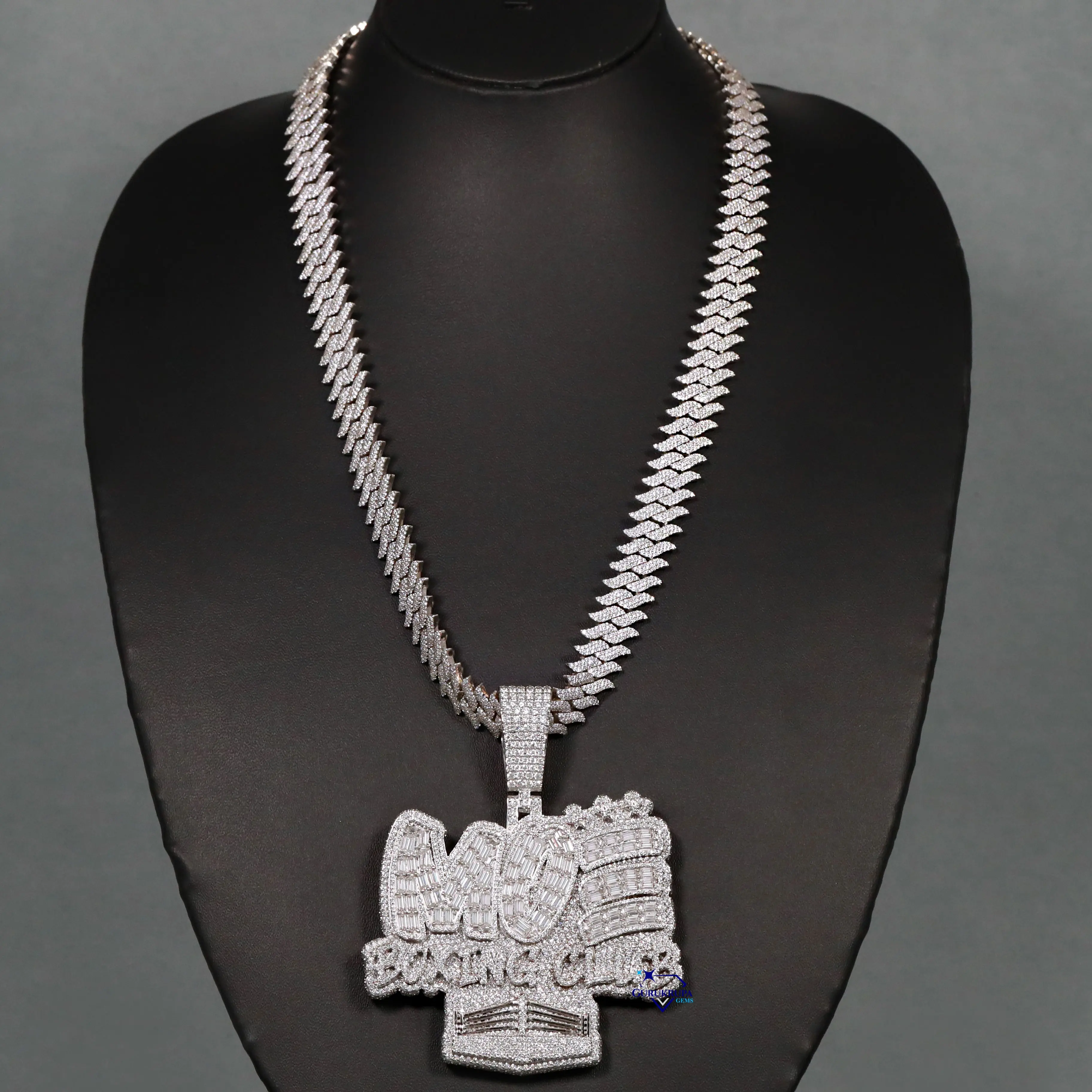 Fabriqué avec une chaîne cubaine avec pendentifs, chef-d 'œuvre éblouissant en argent sterling 925 avec des diamants de clarté VV cultivés en laboratoire