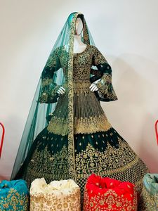 エレガントなブライダルアナルカリレヘンガネットショートトレイルカット、フルジャーカンストーンの装飾と結婚式用のヘビーフレア