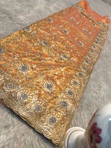 Gül altın Zari Jaal, gümüş Jharkan kristalleri, Allover filoları ve tasarımcı bluz Partywear ile şık Saree-olmalı